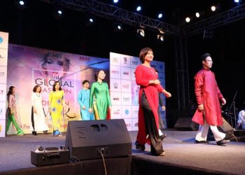 Các mẫu nam, mẫu nữ là cán bộ các cơ quan đại diện của Việt Nam ở Ấn Độ. (Ảnh: Huy Lê/Vietnam+)