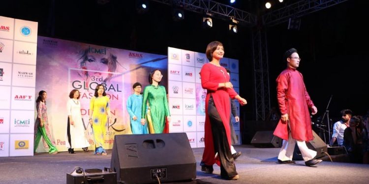 Các mẫu nam, mẫu nữ là cán bộ các cơ quan đại diện của Việt Nam ở Ấn Độ. (Ảnh: Huy Lê/Vietnam+)