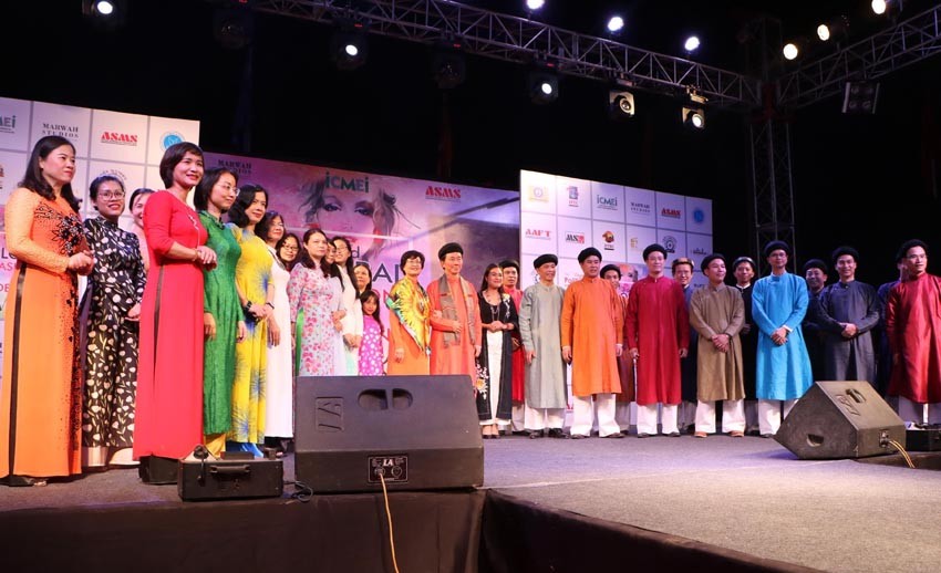 Dàn người mẫu áo dài Việt Nam tại Tuần lễ thời trang toàn cầu ở Ấn Độ. (Ảnh: Huy Lê/Vietnam+)