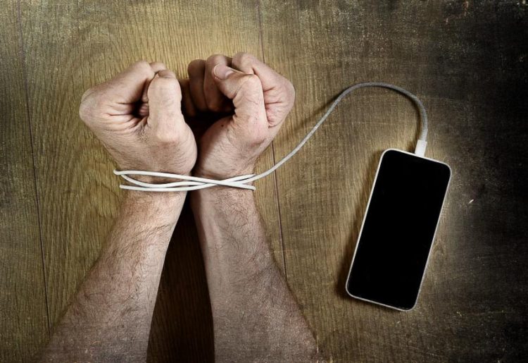 Bí quyết kiểm soát tâm trí con người của truyền thông xã hội