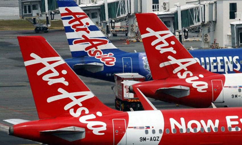 Máy bay Air Asia đỗ tại sân bay Kuala Lumpur, Malaysia. Ảnh: Nikkei.