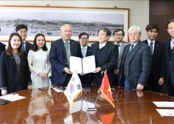 Lễ ký Biên bản ghi nhớ giữa Đại sứ quán Việt Nam tại Hàn Quốc và Trường Đại học Quốc gia Incheon. Ảnh: Mạnh Hùng - Pv TTXVN tại Hàn Quốc