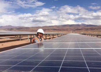 Guillermo Girust, giám đốc kỹ thuật dự án Cauchari bên các tấm pin mặt trời công nghệ Trung Quốc tại thị trấn Salar de Cauchari, Argentina ngày 3/4. Ảnh: Reuters