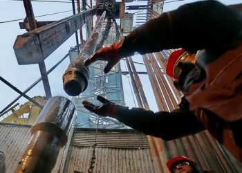 Nguồn cung đối mặt rủi ro giảm, giá dầu tăng 1%