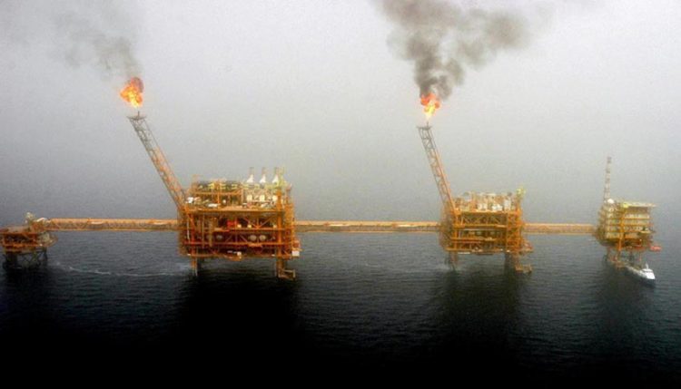 Một mỏ dầu của Iran trên vùng biển gần thủ đô Tehran hồi năm 2005 - Ảnh: Reuters