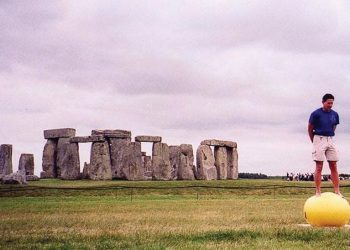 Ashrita Furman biểu diễn giữ thăng bằng trên trái bóng lâu nhất (2 giờ 16 phút 2 giây) ở Stonehenge