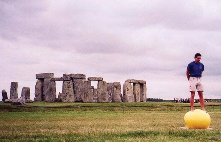 Ashrita Furman biểu diễn giữ thăng bằng trên trái bóng lâu nhất (2 giờ 16 phút 2 giây) ở Stonehenge
