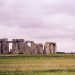 Ashrita Furman biểu diễn giữ thăng bằng trên trái bóng lâu nhất (2 giờ 16 phút 2 giây) ở Stonehenge