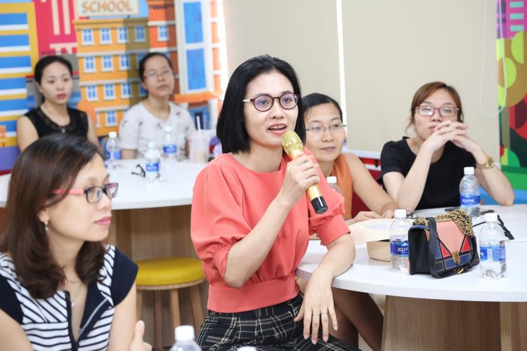 Các bậc phụ huynh cùng chia sẻ những quan tâm, thắc mắc trong việc nuôi dạy con