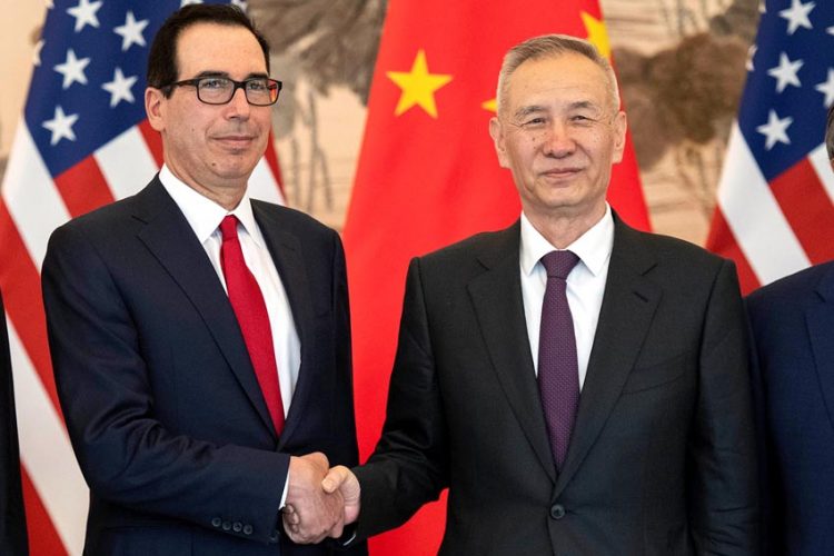 Phó Thủ tướng Trung Quốc Lưu Hạc (phải) và Bộ trưởng Tài chính Mỹ Steven Mnuchin (trái) trong cuộc gặp tại Bắc Kinh, Trung Quốc ngày 29/3/2019. Ảnh: AFP/TTXVN