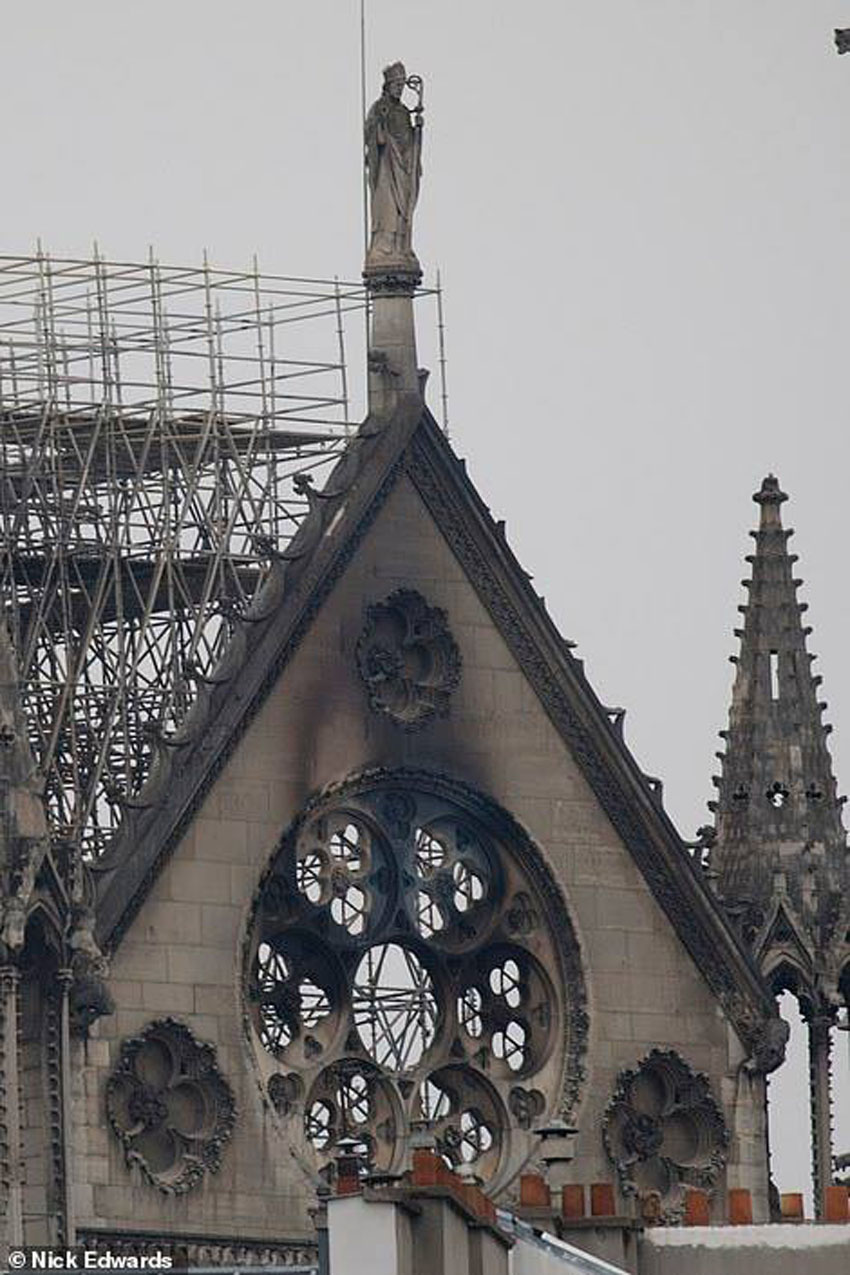 Nhà thờ Đức Bà Paris phát cháy trong khi đang được tu sửa 8