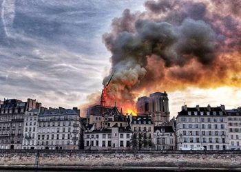 Nhà thờ Đức Bà Paris phát cháy trong khi đang được tu sửa