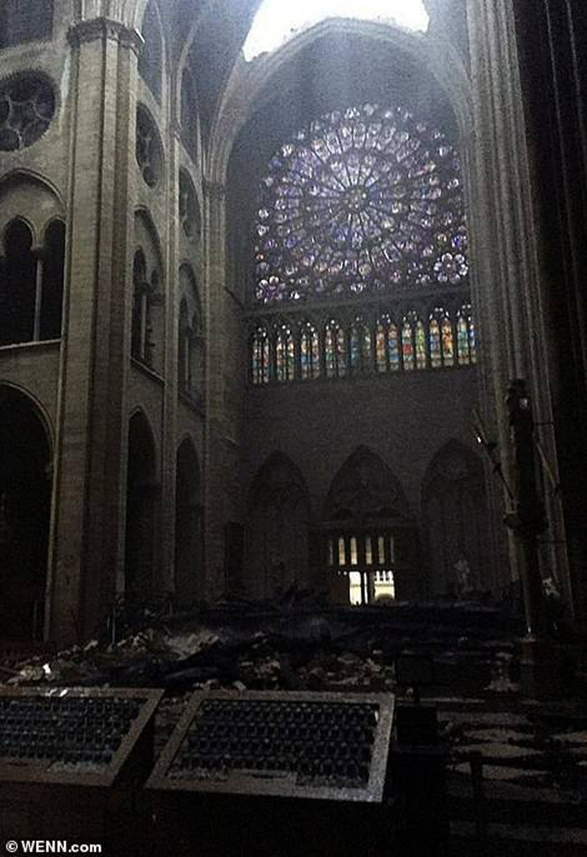 Nhà thờ Đức Bà Paris phát cháy trong khi đang được tu sửa 7