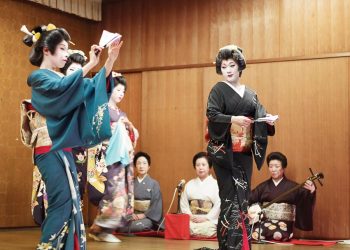 Các geisha thời hiện đại đang tác nghiệp