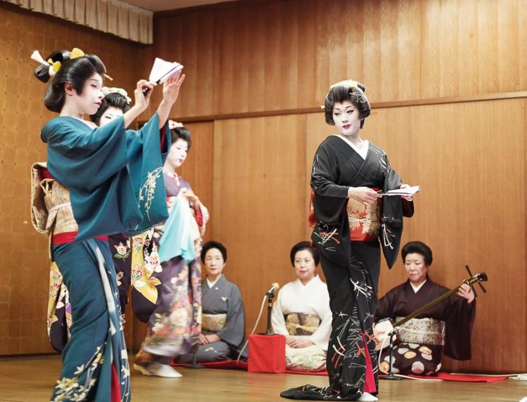 Các geisha thời hiện đại đang tác nghiệp
