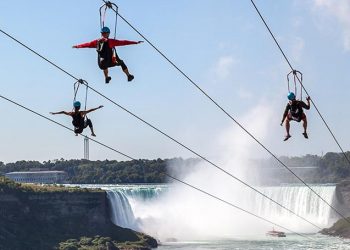 Lướt zipline là một cách ngoạn cảnh rất thú vị