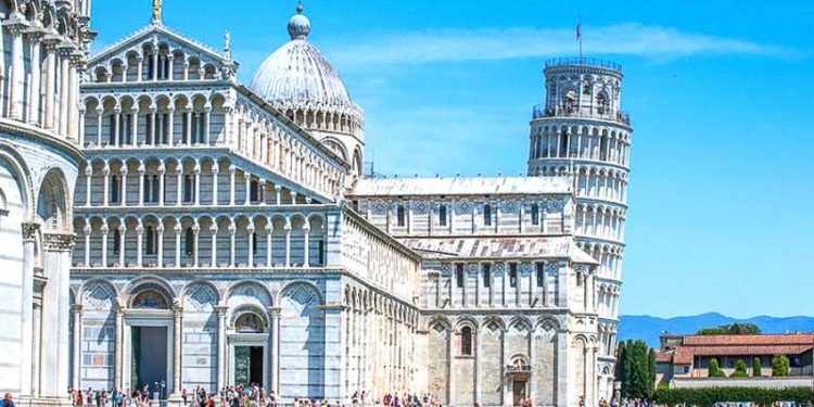 Tháp nghiêng Pisa, Ý