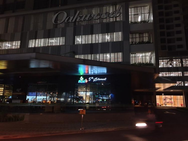 Oakwood Residence Saigon giảm thiểu các thiết bị điện trong Giờ Trái Đất.