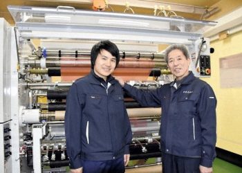 Ông chủ Nagao Shiko (phải) đứng cạnh anh Nguyen Duc Truong được chọn làm người thừa kế nhà máy. Ảnh: Mainichi