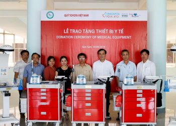 Đại diện các bệnh viện tại Kon Tum được bàn giao thiết bị y tế