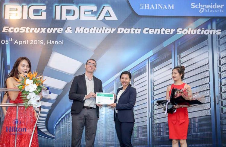 Schneider Electric IT Việt Nam ký kết hợp tác chiến lược với công ty Hải Nam
