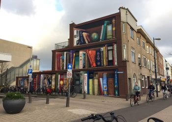 Nghệ sĩ đường phố biến một tòa nhà thành kệ sách kỳ vĩ ở Utrecht, Hà Lan - 1