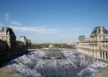 Tác phẩm sắp đặt khổng lồ ở bảo tàng Louvre bị du khách phá hủy sau vài giờ ra mắt
