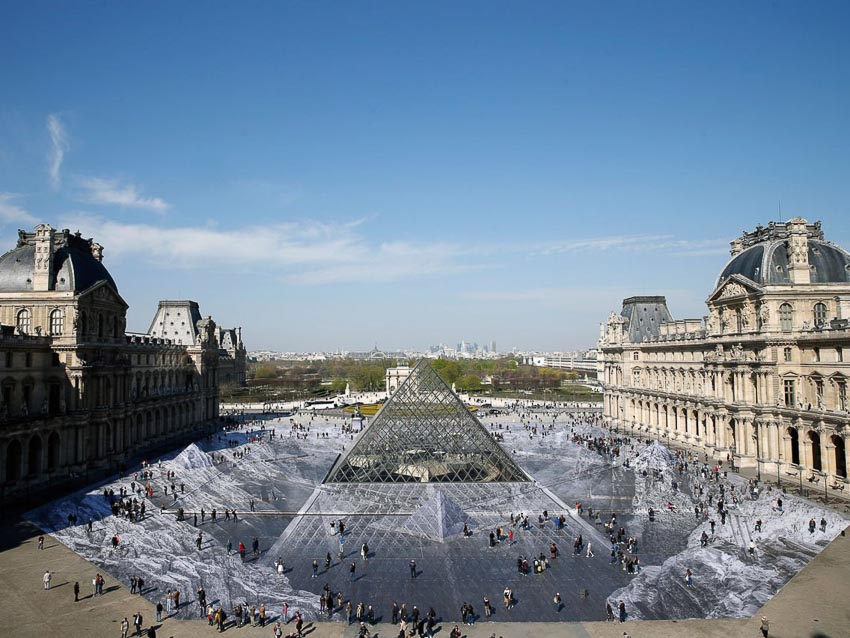 Tác phẩm sắp đặt khổng lồ ở bảo tàng Louvre bị du khách phá hủy sau vài giờ ra mắt