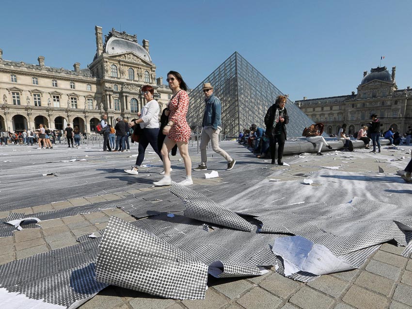 Tác phẩm sắp đặt khổng lồ ở bảo tàng Louvre bị du khách phá hủy sau vài giờ ra mắt