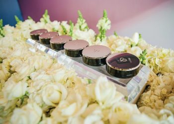 Không gian trưng bày sản phẩm mới Radiant Cream to Powder Foundation