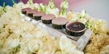 Không gian trưng bày sản phẩm mới Radiant Cream to Powder Foundation
