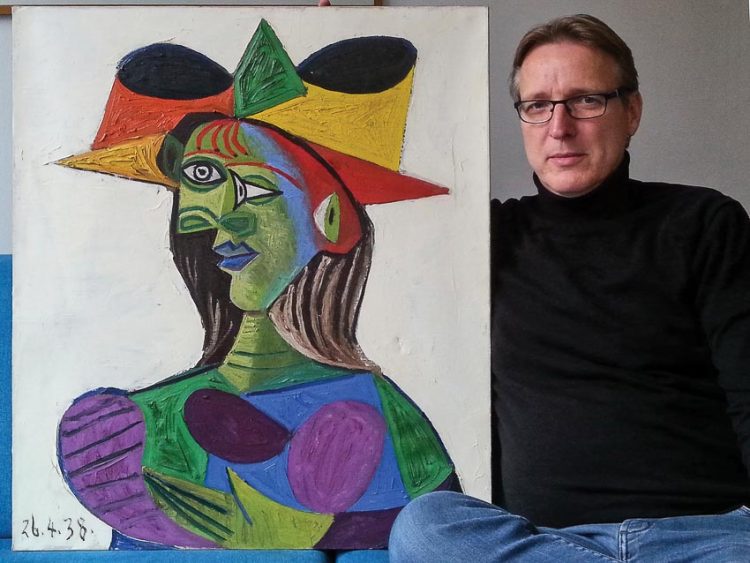 “Indiana Jones của thế giới mỹ thuật” ngồi bên cạnh bức tranh được định giá khoảng 28 triệu USD