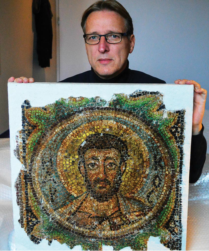 Arthur Brand với bức mosaic thời Byzantine
