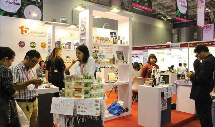 Ngày càng nhiều người Việt có thói quen dùng mỹ phẩm