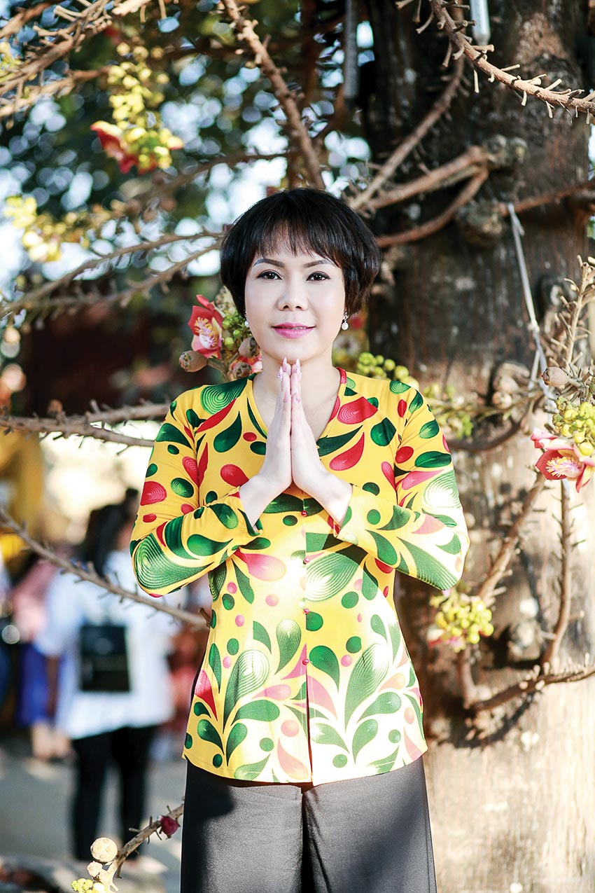 Việt Hương: “Chồng tôi giúp tôi trở nên “nóng” hơn khi về nước” 4