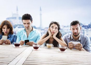 Con người ngày càng lệ thuộc vào công nghệ hơn và thiếu sự kết nối giữa người với người