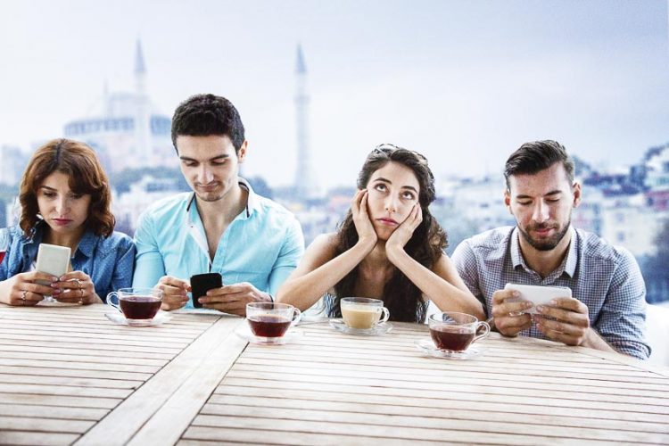 Con người ngày càng lệ thuộc vào công nghệ hơn và thiếu sự kết nối giữa người với người