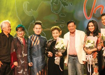 Bà Kato Tokiko và gia đình Trịnh Công Sơn cùng các nghệ sĩ tham gia chương trình 18 năm nhớ Trịnh Công Sơn