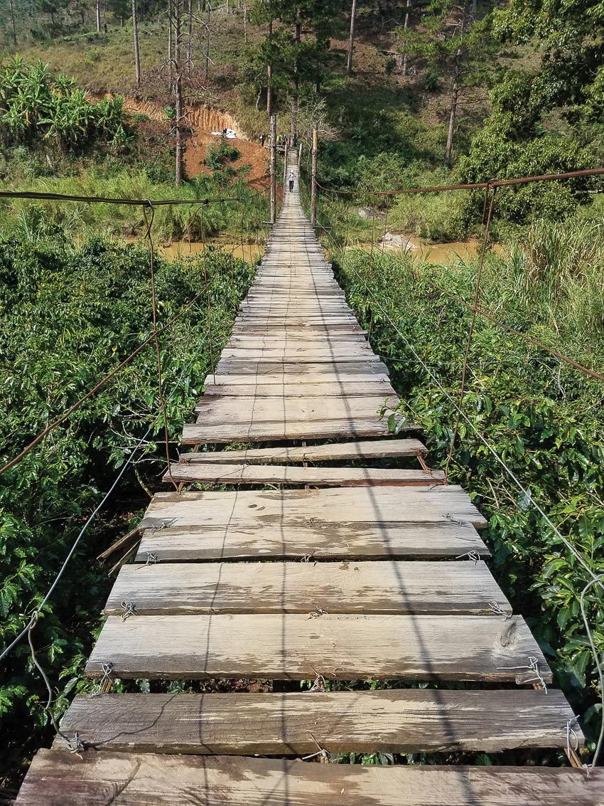 Cầu treo bắc qua dòng La Bá, một chi lưu của sông Đa Nhim 2