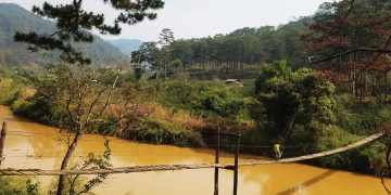 Cầu treo bắc qua dòng La Bá, một chi lưu của sông Đa Nhim 11