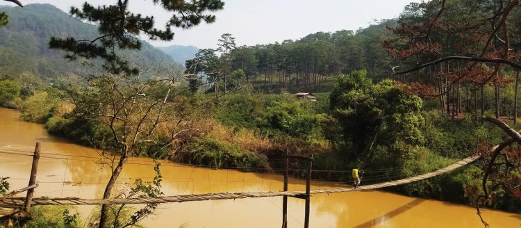 Cầu treo bắc qua dòng La Bá, một chi lưu của sông Đa Nhim 11