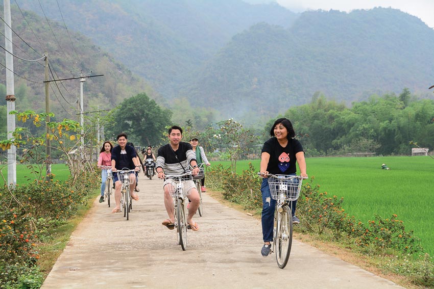 Du khách đạp xe khám phá bản người Thái trong không khí mát lạnh
