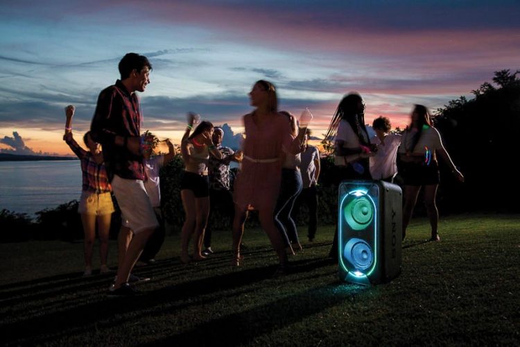 Khuấy động không khí bữa tiệc với loa bluetooth party 9