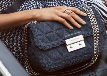 Thanh lịch với túi xách màu đen