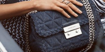 Thanh lịch với túi xách màu đen