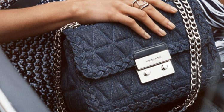 Thanh lịch với túi xách màu đen