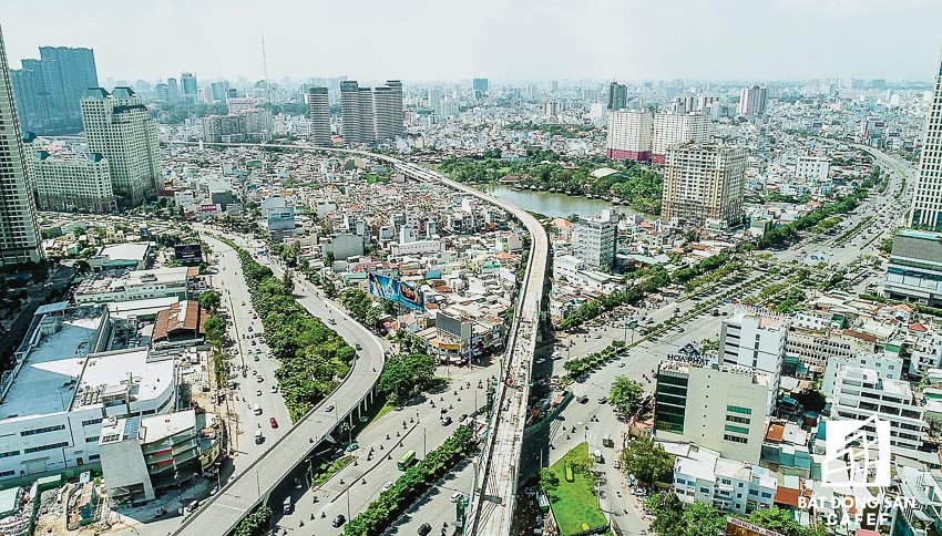 Tuyến metro Bến Thành - Suối Tiên, đoạn nối địa bàn Q.Bình Thạnh - Q.1 vượt qua đường Nguyễn Hữu Cảnh. Ảnh: Cafef.vn