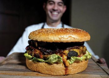 Bánh hamburger “khủng” mừng triều đại Lệnh Hòa