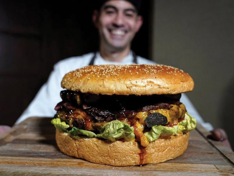 Bánh hamburger “khủng” mừng triều đại Lệnh Hòa