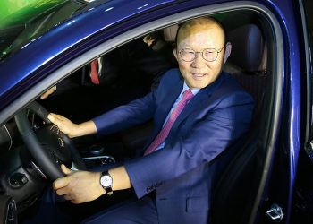 Tập đoàn Thành Công & Hyundai tặng xe Santa Fe cho ông Park Hang Seo